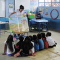 Maestra leyendo un megalibro a los niños.png